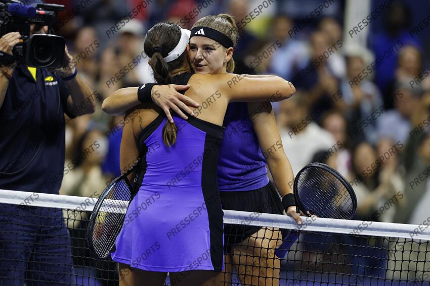 Sep 5, 2024; Flushing, NY, USA; Jessica Pegula (USA)(L) hugs Karolina Muchova (CZE)(R) after their women's singles semifinal on day eleven of the 2024 U.S. Open tennis tournament at USTA Billie Jean King National Tennis Center. Mandatory Credit: Geoff Burke-Imagn Images DEMI-FINALES FEMMES 