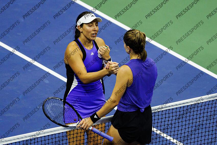 Sep 5, 2024; Flushing, NY, USA; Jessica Pegula of the United States shakes hands with Karolina Muchova of the Czech Republic on day eleven of the U.S. Open tennis tournament at the USTA Billie Jean King National Tennis Center. Mandatory Credit: Mike Frey-Imagn Images DEMI-FINALES FEMMES 