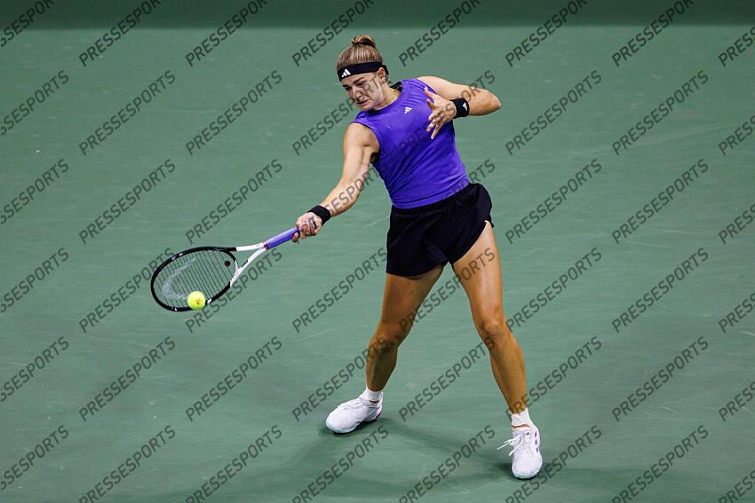 Sep 5, 2024; Flushing, NY, USA; Karolina Muchova of the Czech Republic in action against Jessica Pegula of the United States on day eleven of the U.S. Open tennis tournament at the USTA Billie Jean King National Tennis Center. Mandatory Credit: Mike Frey-Imagn Images DEMI-FINALES FEMMES 