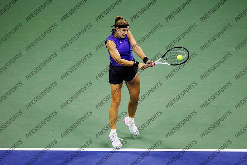 Sep 5, 2024; Flushing, NY, USA; Karolina Muchova of the Czech Republic in action against Jessica Pegula of the United States on day eleven of the U.S. Open tennis tournament at the USTA Billie Jean King National Tennis Center. Mandatory Credit: Mike Frey-Imagn Images DEMI-FINALES FEMMES 