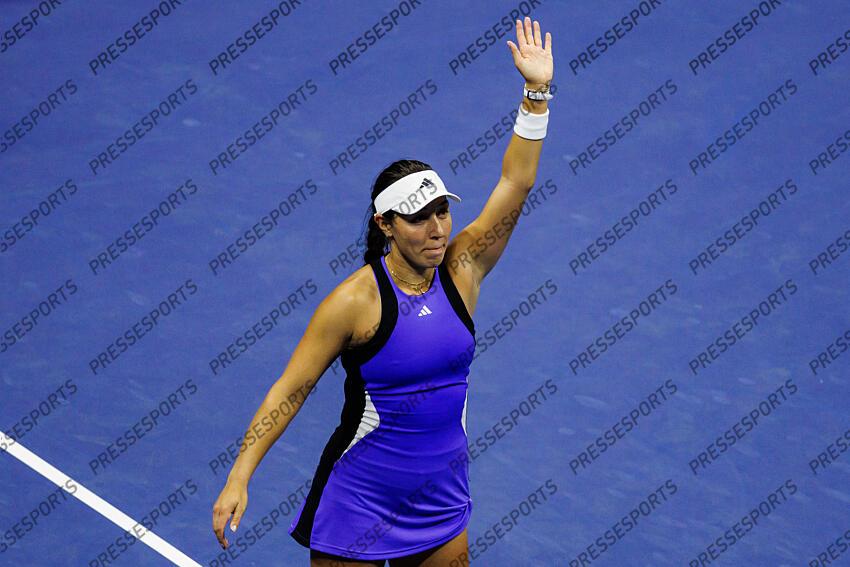 Sep 5, 2024; Flushing, NY, USA; Jessica Pegula of the United States reacts after defeating Karolina Muchova of the Czech Republic on day eleven of the U.S. Open tennis tournament at the USTA Billie Jean King National Tennis Center. Mandatory Credit: Mike Frey-Imagn Images DEMI-FINALES FEMMES 