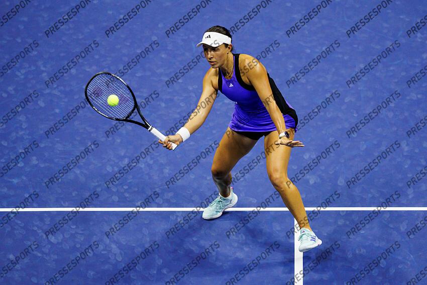 Sep 5, 2024; Flushing, NY, USA; Jessica Pegula of the United States in action against Karolina Muchova of the Czech Republic on day eleven of the U.S. Open tennis tournament at the USTA Billie Jean King National Tennis Center. Mandatory Credit: Mike Frey-Imagn Images DEMI-FINALES FEMMES 