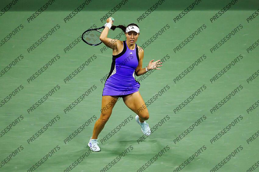 Sep 5, 2024; Flushing, NY, USA; Jessica Pegula of the United States in action against Karolina Muchova of the Czech Republic on day eleven of the U.S. Open tennis tournament at the USTA Billie Jean King National Tennis Center. Mandatory Credit: Mike Frey-Imagn Images DEMI-FINALES FEMMES 