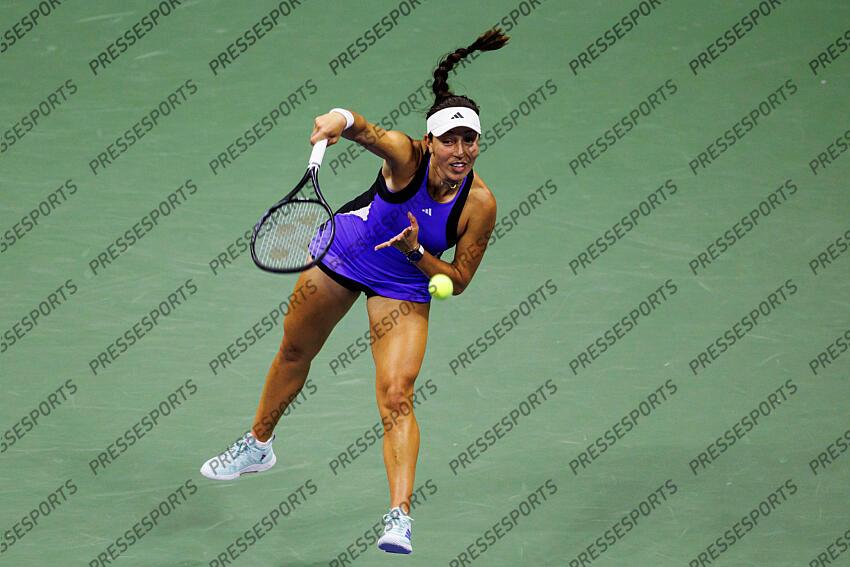 Sep 5, 2024; Flushing, NY, USA; Jessica Pegula of the United States in action against Karolina Muchova of the Czech Republic on day eleven of the U.S. Open tennis tournament at the USTA Billie Jean King National Tennis Center. Mandatory Credit: Mike Frey-Imagn Images DEMI-FINALES FEMMES 