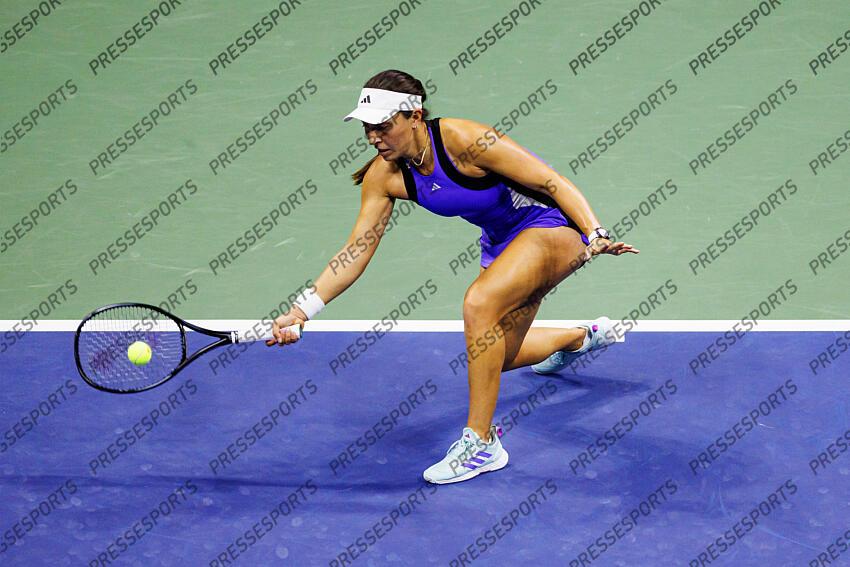 Sep 5, 2024; Flushing, NY, USA; Jessica Pegula of the United States in action against Karolina Muchova of the Czech Republic on day eleven of the U.S. Open tennis tournament at the USTA Billie Jean King National Tennis Center. Mandatory Credit: Mike Frey-Imagn Images DEMI-FINALES FEMMES 