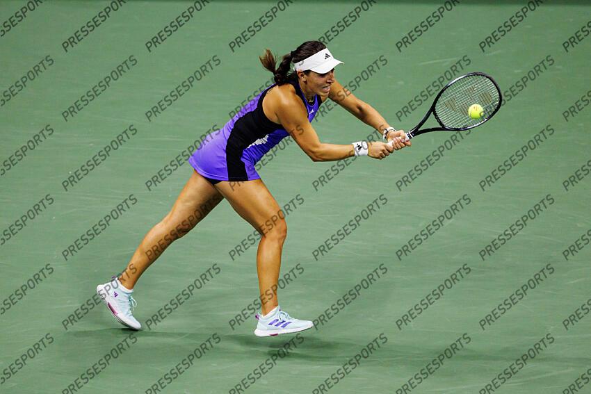 Sep 5, 2024; Flushing, NY, USA; Jessica Pegula of the United States in action against Karolina Muchova of the Czech Republic on day eleven of the U.S. Open tennis tournament at the USTA Billie Jean King National Tennis Center. Mandatory Credit: Mike Frey-Imagn Images DEMI-FINALES FEMMES 