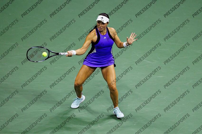 Sep 5, 2024; Flushing, NY, USA; Jessica Pegula of the United States in action against Karolina Muchova of the Czech Republic on day eleven of the U.S. Open tennis tournament at the USTA Billie Jean King National Tennis Center. Mandatory Credit: Mike Frey-Imagn Images DEMI-FINALES FEMMES 