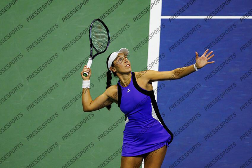 Sep 5, 2024; Flushing, NY, USA; Jessica Pegula of the United States in action against Karolina Muchova of the Czech Republic on day eleven of the U.S. Open tennis tournament at the USTA Billie Jean King National Tennis Center. Mandatory Credit: Mike Frey-Imagn Images DEMI-FINALES FEMMES 