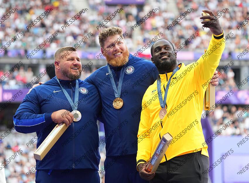 Aug 4, 2024; Paris, FRANCE; Gold medalist Ryan Crouser (USA) and silver medalist Joe Kovacs (USA) and bronze medalist Rajindra Campbell (JAM) on the podium during the medal ceremony for the men's shot put during the Paris 2024 Olympic Summer Games at Stade de France. Mandatory Credit: Kirby Lee-USA TODAY Sports LANCER DU POIDS HOMMES 