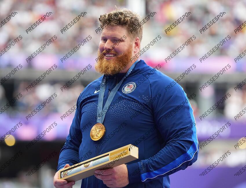 Aug 4, 2024; Paris, FRANCE; Gold medalist Ryan Crouser (USA) celebrates in the medal ceremony for the men's shot put during the Paris 2024 Olympic Summer Games at Stade de France. Mandatory Credit: Kirby Lee-USA TODAY Sports LANCER DU POIDS HOMMES 