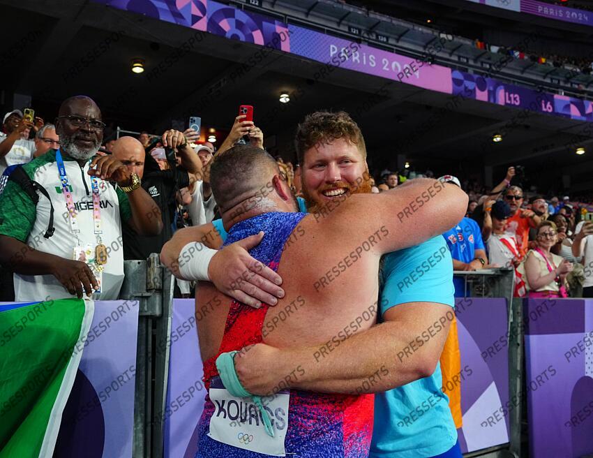 Aug 3, 2024; Paris, FRANCE; Ryan Crouser (USA) and Joe Kovacs (USA) celebrate after the mixed 4x400m relay final during the Paris 2024 Olympic Summer Games at Stade de France. Mandatory Credit: Kirby Lee-USA TODAY Sports LANCER DU POIDS HOMMES 