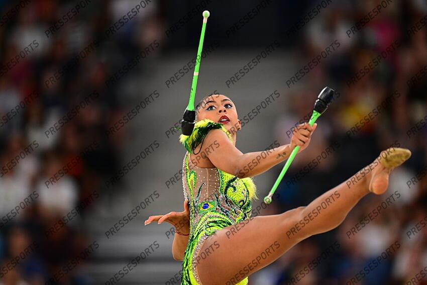 Barbara Domingos (Brasilien) Paris, 09.08.2024, Olympische Spiele 2024 in Paris/Frankreich, Rhythmische Sportgymnastik, Einzel, Mehrkampf, Finale, Keulen CONCOURS INDIVIDUEL 