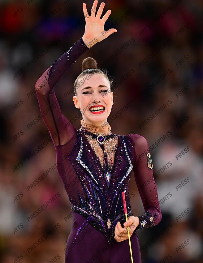 Olympiasiegerin Darja Varfolomeev (Deutschland) Paris, 09.08.2024, Olympische Spiele 2024 in Paris/Frankreich, Rhythmische Sportgymnastik, Einzel, Mehrkampf, Finale, Baender CONCOURS INDIVIDUEL 