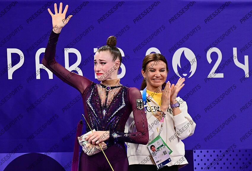 v.l. Olympiasiegerin Darja Varfolomeev (Deutschland) mit Trainerin Yuliya Raskina Paris, 09.08.2024, Olympische Spiele 2024 in Paris/Frankreich, Rhythmische Sportgymnastik, Einzel, Mehrkampf, Finale, Baender CONCOURS INDIVIDUEL 