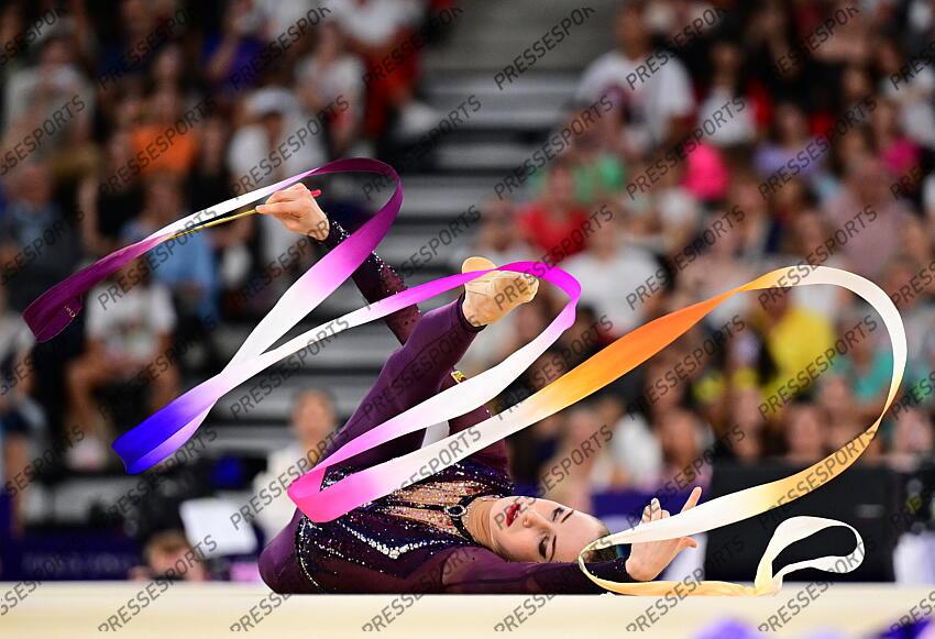 Olympiasiegerin Darja Varfolomeev (Deutschland) Paris, 09.08.2024, Olympische Spiele 2024 in Paris/Frankreich, Rhythmische Sportgymnastik, Einzel, Mehrkampf, Finale, Baender CONCOURS INDIVIDUEL 