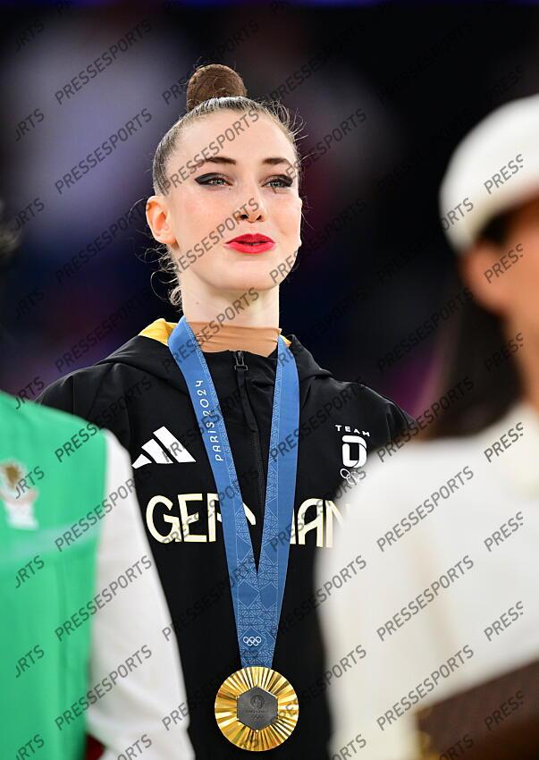 Olympiasiegerin Darja Varfolomeev (Deutschland) Paris, 09.08.2024, Olympische Spiele 2024 in Paris/Frankreich, Rhythmische Sportgymnastik, Einzel, Mehrkampf, Finale CONCOURS INDIVIDUEL 