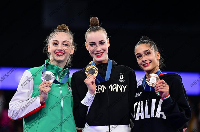 v.l. Boryana Kaleyn (Bulgarien, Silber), Olympiasiegerin Darja Varfolomeev (Deutschland), Sofia Raffaeli (Italien, Bronze) Paris, 09.08.2024, Olympische Spiele 2024 in Paris/Frankreich, Rhythmische Sportgymnastik, Einzel, Mehrkampf, Finale CONCOURS INDIVIDUEL 