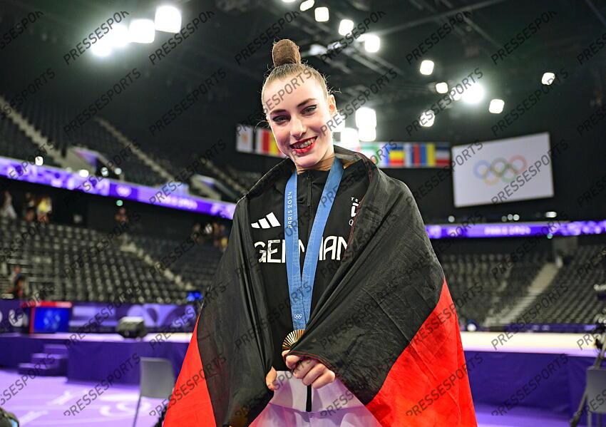 Olympiasiegerin Darja Varfolomeev (Deutschland) Paris, 09.08.2024, Olympische Spiele 2024 in Paris/Frankreich, Rhythmische Sportgymnastik, Einzel, Mehrkampf, Finale CONCOURS INDIVIDUEL 