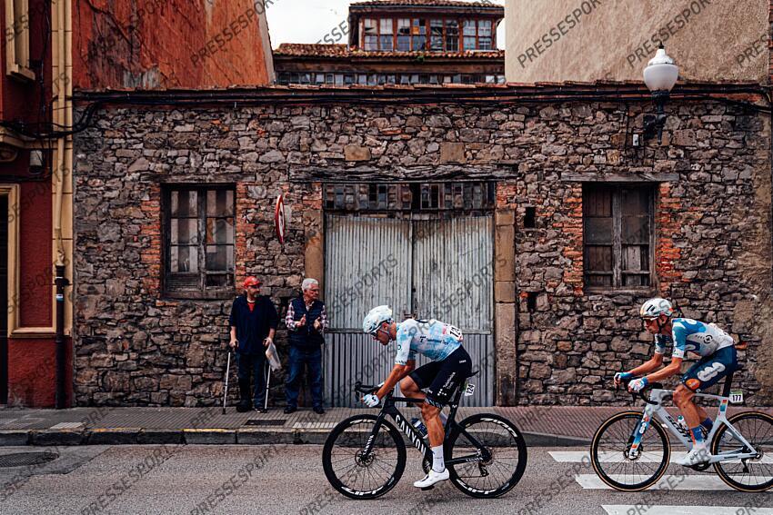 Picture by Zac Williams/SWpix.com - 03/09/2024 - Cycling - 2024 La Vuelta - Stage 16 - Luanco - Lagos de Covadonga, Spain - Oier Lazkano, Team Movistar, Martijn Tusveld, Team DSM Firmenich PostNL. LUANCO/LAGOS DE COVADONGA 