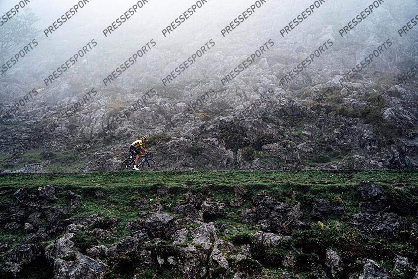 Picture by Zac Williams/SWpix.com - 03/09/2024 - Cycling - 2024 La Vuelta - Stage 16 - Luanco - Lagos de Covadonga, Spain - Robert Gesink, Visma Lease a Bike. LUANCO/LAGOS DE COVADONGA 