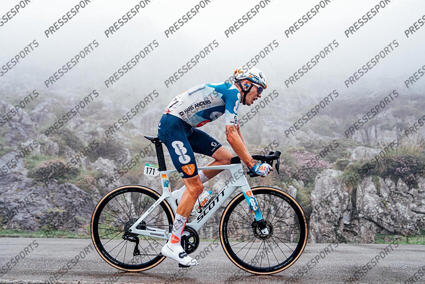 Picture by Zac Williams/SWpix.com - 03/09/2024 - Cycling - 2024 La Vuelta - Stage 16 - Luanco - Lagos de Covadonga, Spain - Max Poole, Team DSM Firmenich Post NL. LUANCO/LAGOS DE COVADONGA 