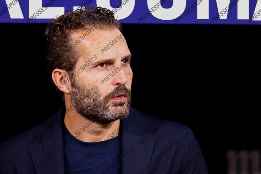 Ruben Baraja, head coach of Valencia, looks on during the Spanish League, LaLiga EA Sports, football match played between Atletico de Madrid and Valencia CF at Civitas Metropolitano stadium on September 15, 2024, in Madrid, Spain. ATLETICO MADRID-VALENCE CF (3-0) 