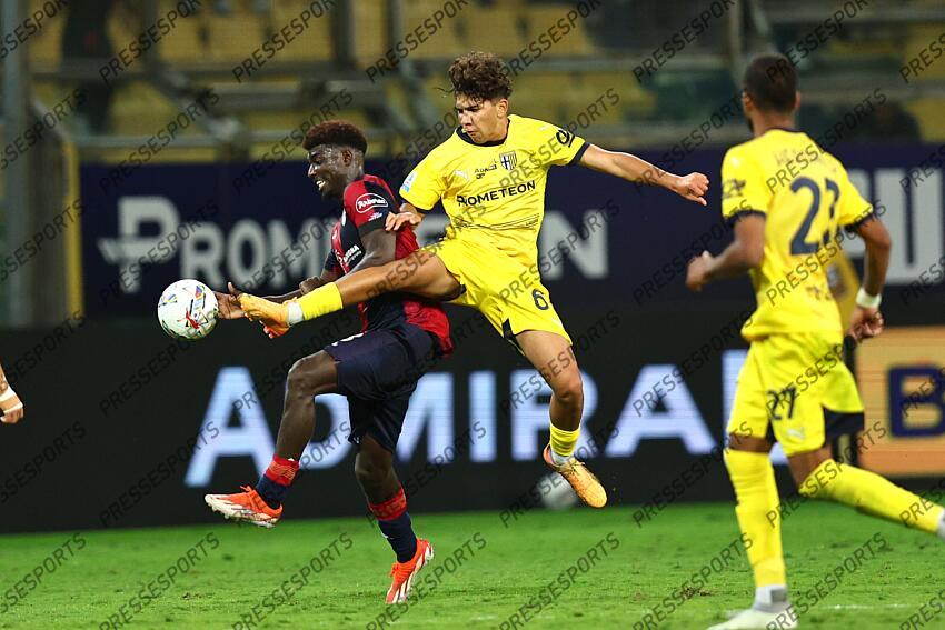 Michel Adopo (Cagliari)Mohamed Anas Haj (Parma) during the Italian Serie A match between Parma 2-3 Cagliari at Ennio Tardini Stadiumon September 30, 2024 in Parma, Italy.. (Photo by Maurizio Borsari/AFLO) PARME-CAGLIARI (2-3) No third party sales 