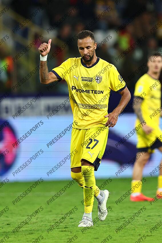 Hernani Azevedo Junior (Parma) celebrates after scoring his team's second goal during the Italian Serie A match between Parma 2-3 Cagliari at Ennio Tardini Stadiumon September 30, 2024 in Parma, Italy.. (Photo by Maurizio Borsari/AFLO) PARME-CAGLIARI (2-3) No third party sales 