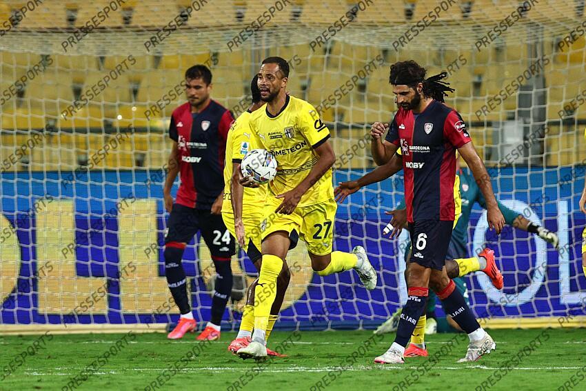 Hernani Azevedo Junior (Parma) celebrates after scoring his team's second goal during the Italian Serie A match between Parma 2-3 Cagliari at Ennio Tardini Stadiumon September 30, 2024 in Parma, Italy.. (Photo by Maurizio Borsari/AFLO) PARME-CAGLIARI (2-3) No third party sales 