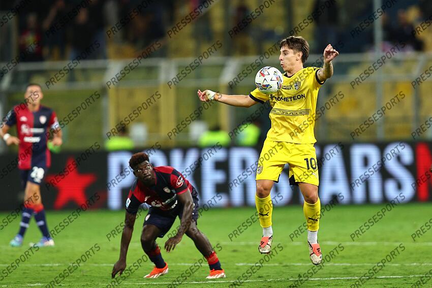 Adrian Bernabe (Parma)Michel Adopo (Cagliari) during the Italian Serie A match between Parma 2-3 Cagliari at Ennio Tardini Stadiumon September 30, 2024 in Parma, Italy.. (Photo by Maurizio Borsari/AFLO) PARME-CAGLIARI (2-3) No third party sales 