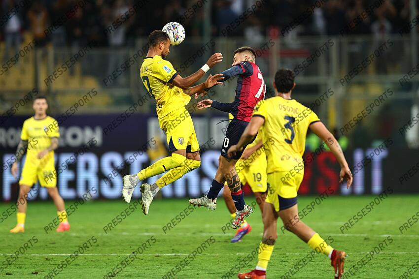 Hernani Azevedo Junior (Parma)Gianluca Gaetano (Cagliari) during the Italian Serie A match between Parma 2-3 Cagliari at Ennio Tardini Stadiumon September 30, 2024 in Parma, Italy.. (Photo by Maurizio Borsari/AFLO) PARME-CAGLIARI (2-3) No third party sales 
