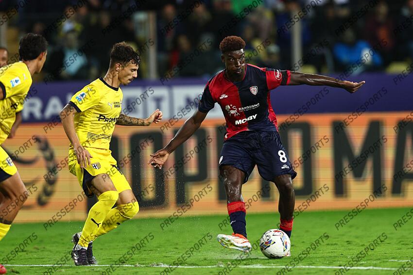 Michel Adopo (Cagliari)Enrico Del Prato (Parma) during the Italian Serie A match between Parma 2-3 Cagliari at Ennio Tardini Stadiumon September 30, 2024 in Parma, Italy.. (Photo by Maurizio Borsari/AFLO) PARME-CAGLIARI (2-3) No third party sales 