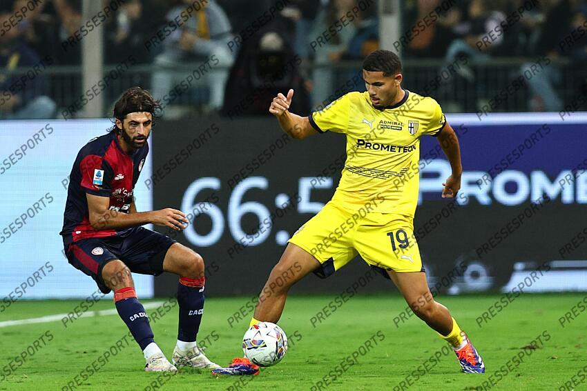 Simon Sohm (Parma)Sebastiano Luperto (Cagliari) during the Italian Serie A match between Parma 2-3 Cagliari at Ennio Tardini Stadiumon September 30, 2024 in Parma, Italy.. (Photo by Maurizio Borsari/AFLO) PARME-CAGLIARI (2-3) No third party sales 