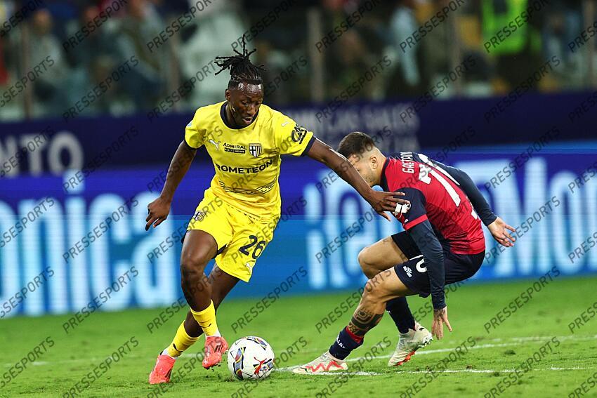 Woyo Coulibaly (Parma)Gianluca Gaetano (Cagliari) during the Italian Serie A match between Parma 2-3 Cagliari at Ennio Tardini Stadiumon September 30, 2024 in Parma, Italy.. (Photo by Maurizio Borsari/AFLO) PARME-CAGLIARI (2-3) No third party sales 