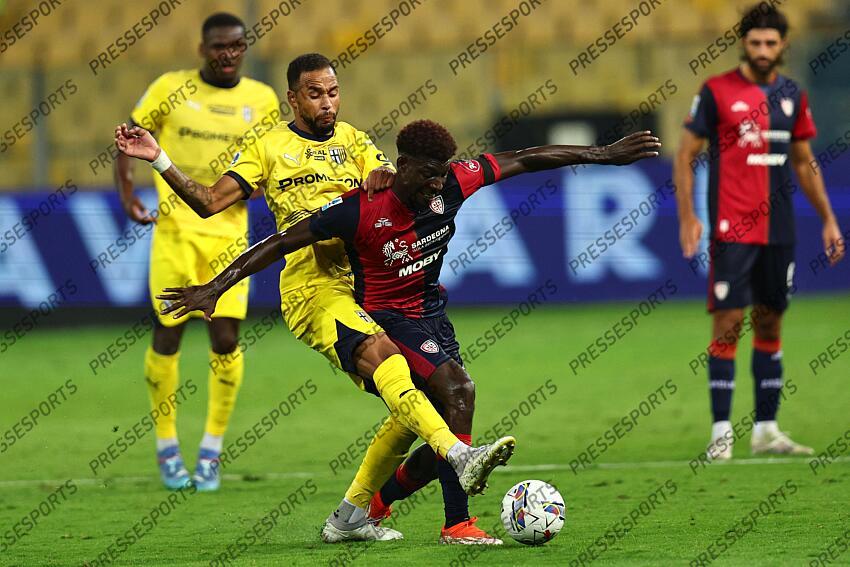Michel Adopo (Cagliari)Hernani Azevedo Junior (Parma) during the Italian Serie A match between Parma 2-3 Cagliari at Ennio Tardini Stadiumon September 30, 2024 in Parma, Italy.. (Photo by Maurizio Borsari/AFLO) PARME-CAGLIARI (2-3) No third party sales 