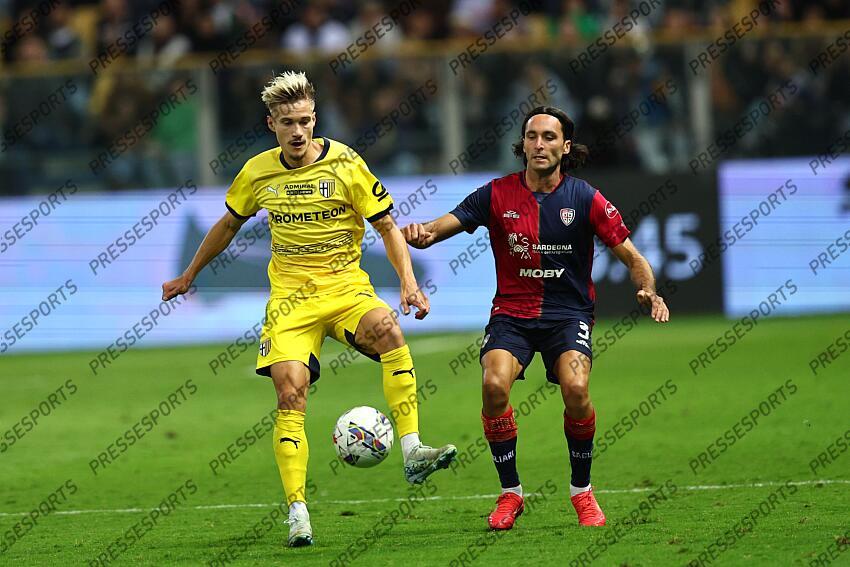 Pontus Almqvist (Parma)Tommaso Augello (Cagliari) during the Italian Serie A match between Parma 2-3 Cagliari at Ennio Tardini Stadiumon September 30, 2024 in Parma, Italy.. (Photo by Maurizio Borsari/AFLO) PARME-CAGLIARI (2-3) No third party sales 