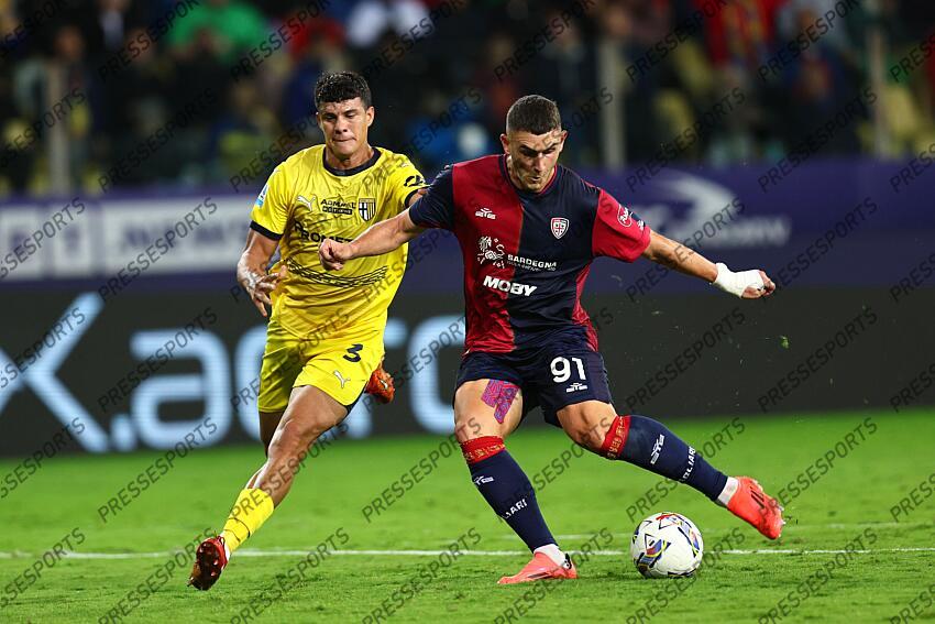 Roberto Piccoli (Cagliari)Yordan Osorio (Parma) during the Italian Serie A match between Parma 2-3 Cagliari at Ennio Tardini Stadiumon September 30, 2024 in Parma, Italy.. (Photo by Maurizio Borsari/AFLO) PARME-CAGLIARI (2-3) No third party sales 