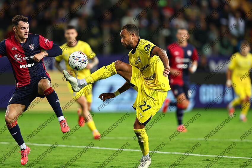 Hernani Azevedo Junior (Parma)Nadir Zortea (Cagliari) during the Italian Serie A match between Parma 2-3 Cagliari at Ennio Tardini Stadiumon September 30, 2024 in Parma, Italy.. (Photo by Maurizio Borsari/AFLO) PARME-CAGLIARI (2-3) No third party sales 