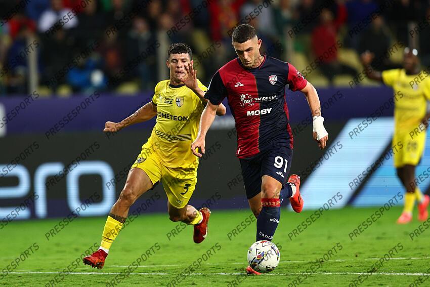 Roberto Piccoli (Cagliari)Yordan Osorio (Parma) during the Italian Serie A match between Parma 2-3 Cagliari at Ennio Tardini Stadiumon September 30, 2024 in Parma, Italy.. (Photo by Maurizio Borsari/AFLO) PARME-CAGLIARI (2-3) No third party sales 