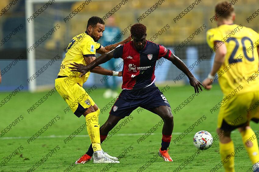 Michel Adopo (Cagliari)Hernani Azevedo Junior (Parma) during the Italian Serie A match between Parma 2-3 Cagliari at Ennio Tardini Stadiumon September 30, 2024 in Parma, Italy.. (Photo by Maurizio Borsari/AFLO) PARME-CAGLIARI (2-3) No third party sales 
