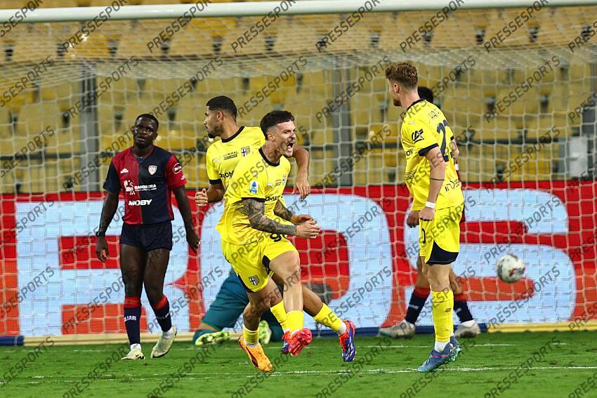 Dennis Man (Parma) celebrates after scoring his team's first goal during the Italian Serie A match between Parma 2-3 Cagliari at Ennio Tardini Stadiumon September 30, 2024 in Parma, Italy.. (Photo by Maurizio Borsari/AFLO) PARME-CAGLIARI (2-3) No third party sales 