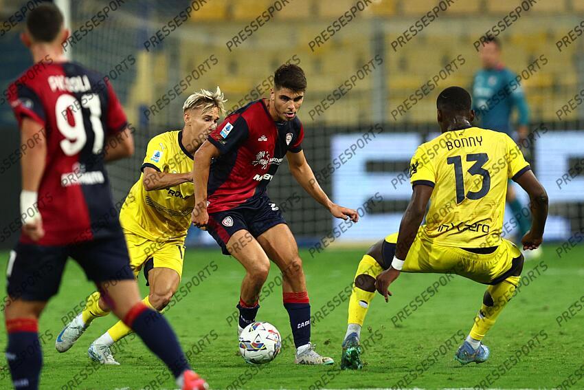 Pontus Almqvist (Parma)Adam Obert (Cagliari)Ange-Yoan Bonny (Parma) during the Italian Serie A match between Parma 2-3 Cagliari at Ennio Tardini Stadiumon September 30, 2024 in Parma, Italy.. (Photo by Maurizio Borsari/AFLO) PARME-CAGLIARI (2-3) No third party sales 