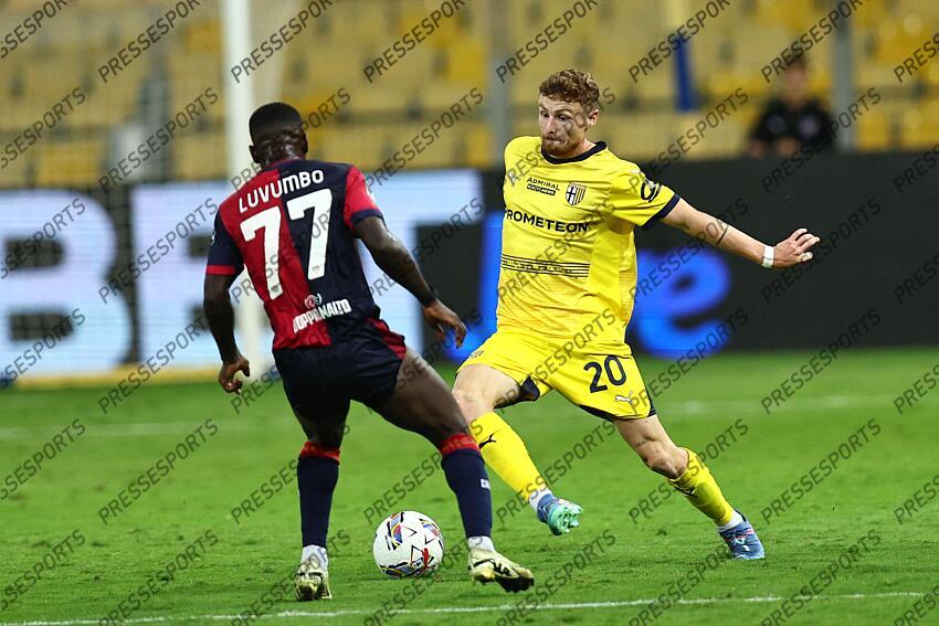 Antoine Hainaut (Parma)Zito Luvumbo (Cagliari) during the Italian Serie A match between Parma 2-3 Cagliari at Ennio Tardini Stadiumon September 30, 2024 in Parma, Italy.. (Photo by Maurizio Borsari/AFLO) PARME-CAGLIARI (2-3) No third party sales 
