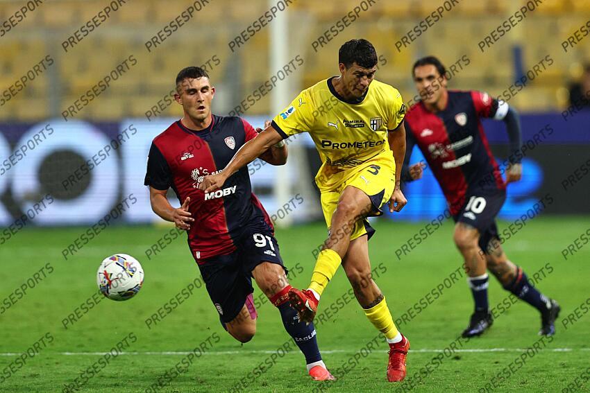 Yordan Osorio (Parma)Roberto Piccoli (Cagliari) during the Italian Serie A match between Parma 2-3 Cagliari at Ennio Tardini Stadiumon September 30, 2024 in Parma, Italy.. (Photo by Maurizio Borsari/AFLO) PARME-CAGLIARI (2-3) No third party sales 