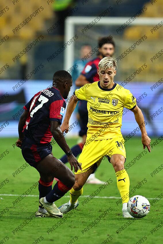 Pontus Almqvist (Parma)Zito Luvumbo (Cagliari) during the Italian Serie A match between Parma 2-3 Cagliari at Ennio Tardini Stadiumon September 30, 2024 in Parma, Italy.. (Photo by Maurizio Borsari/AFLO) PARME-CAGLIARI (2-3) No third party sales 