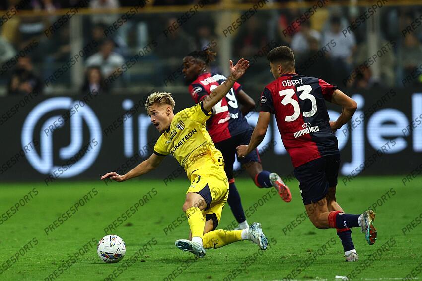 Pontus Almqvist (Parma)Adam Obert (Cagliari) during the Italian Serie A match between Parma 2-3 Cagliari at Ennio Tardini Stadiumon September 30, 2024 in Parma, Italy.. (Photo by Maurizio Borsari/AFLO) PARME-CAGLIARI (2-3) No third party sales 