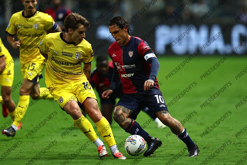 Nicolas Viola (Cagliari)Adrian Bernabe (Parma) during the Italian Serie A match between Parma 2-3 Cagliari at Ennio Tardini Stadiumon September 30, 2024 in Parma, Italy.. (Photo by Maurizio Borsari/AFLO) PARME-CAGLIARI (2-3) No third party sales 