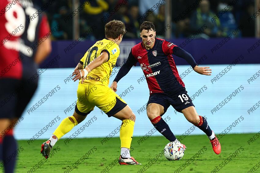 Nadir Zortea (Cagliari)Adrian Bernabe (Parma) during the Italian Serie A match between Parma 2-3 Cagliari at Ennio Tardini Stadiumon September 30, 2024 in Parma, Italy.. (Photo by Maurizio Borsari/AFLO) PARME-CAGLIARI (2-3) No third party sales 