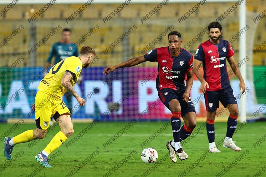 Yerry Mina (Cagliari)Antoine Hainaut (Parma) during the Italian Serie A match between Parma 2-3 Cagliari at Ennio Tardini Stadiumon September 30, 2024 in Parma, Italy.. (Photo by Maurizio Borsari/AFLO) PARME-CAGLIARI (2-3) No third party sales 