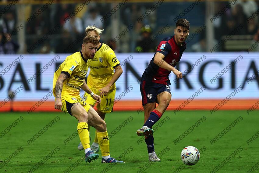 Adam Obert (Cagliari)Antoine Hainaut (Parma) during the Italian Serie A match between Parma 2-3 Cagliari at Ennio Tardini Stadiumon September 30, 2024 in Parma, Italy.. (Photo by Maurizio Borsari/AFLO) PARME-CAGLIARI (2-3) No third party sales 